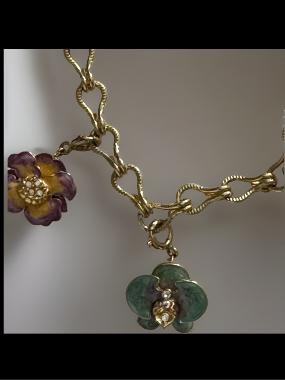 Vtg NOLAN MILLER Signed Gold Tone Charm Bracelet 6 Rhinestones Enamel Flowers - Picture 2 of 10